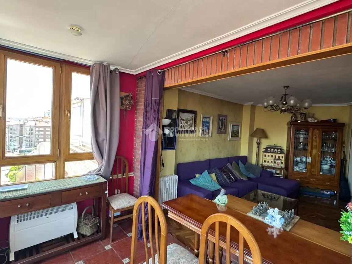 Sala de estar de Piso en venta en León Capital  con Calefacción y Parquet