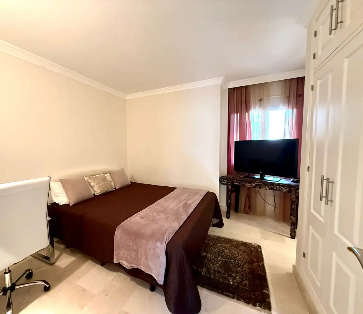 Dormitori de Apartament de lloguer en Estepona amb Aire condicionat, Terrassa i Piscina