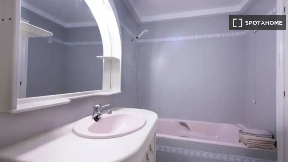 Bathroom of Apartments for share in Donostia - San Sebastián   with Air Conditioner, Terrace and Furnished
