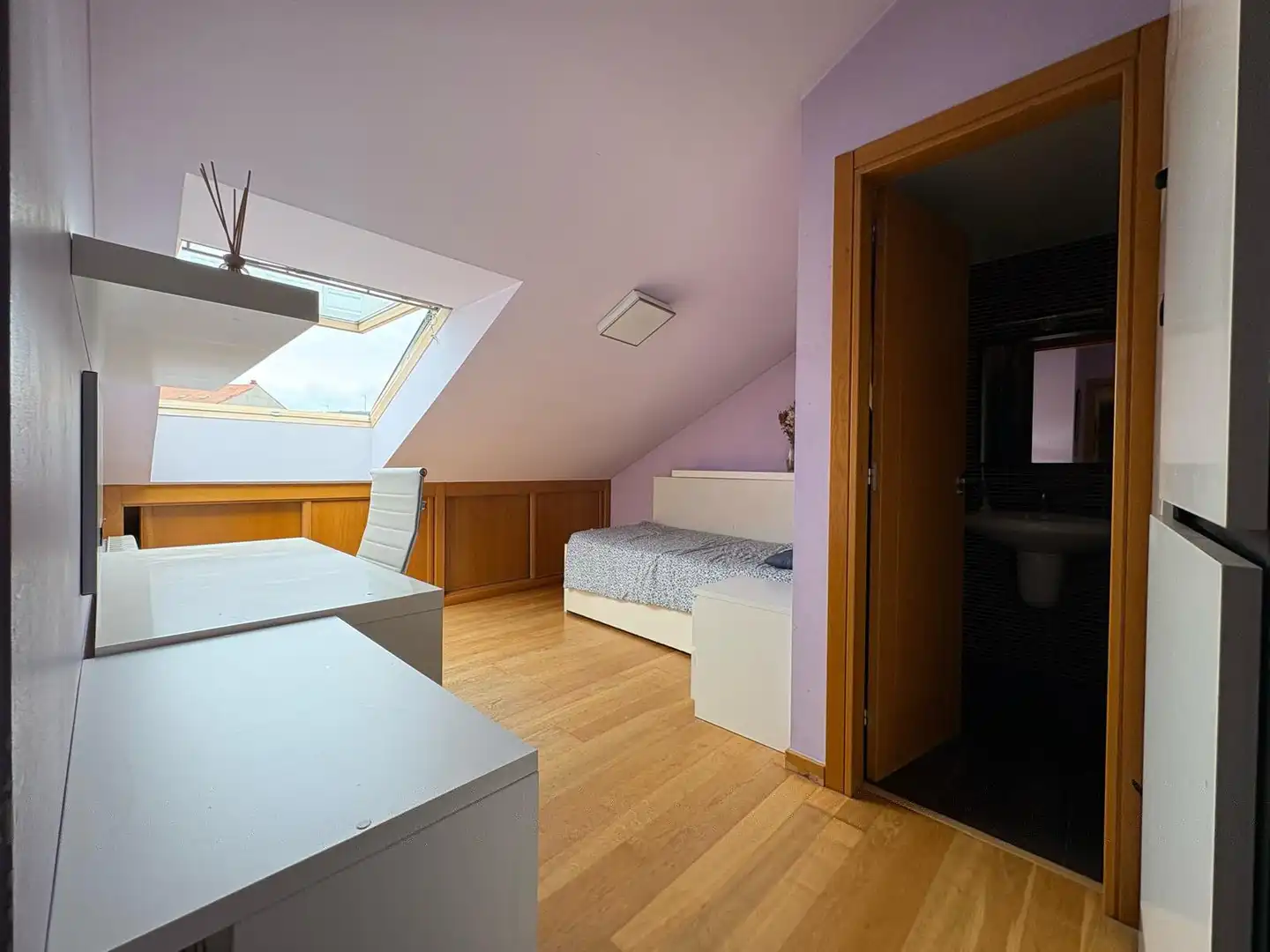 Schlafzimmer von Maisonette zum Verkauf in Santiago de Compostela  mit Heizung, Parkett und Abstellraum