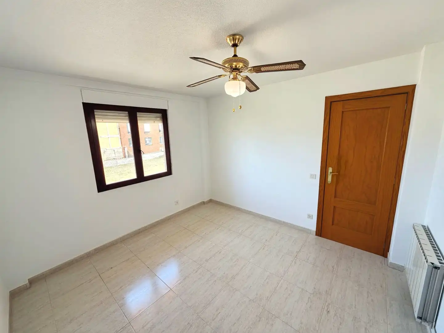Habitación de Casa adosada en venta en Yunquera de Henares con Aire acondicionado, Calefacción y Jardín privado
