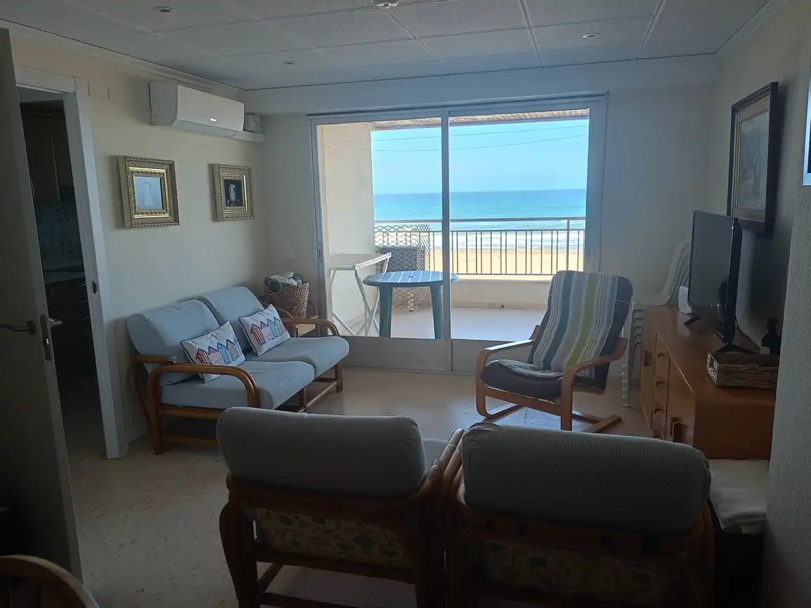 Sala d'estar de Apartament de lloguer en Gandia amb Aire condicionat, Terrassa i Moblat