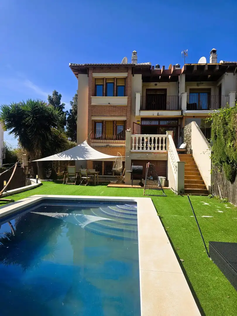 Terrasse von Einfamilien-Reihenhaus zum Verkauf in Mijas mit Klimaanlage, Heizung und Privatgarten