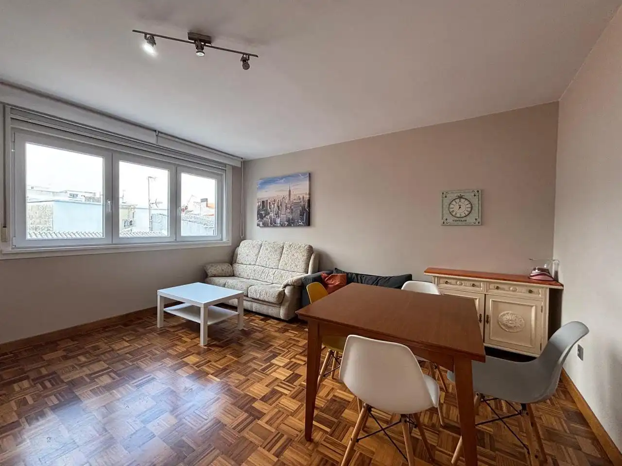 Wohnzimmer von Wohnung zur Miete in A Coruña Capital  mit Heizung