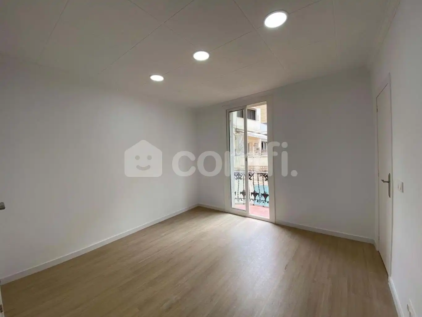 Schlafzimmer von Dachboden zum Verkauf in Barcelona mit Balkon
