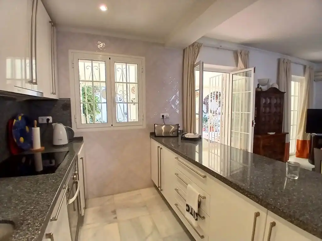 Küche von Einfamilien-Reihenhaus zum Verkauf in Fuengirola mit Klimaanlage, Terrasse und Möbliert