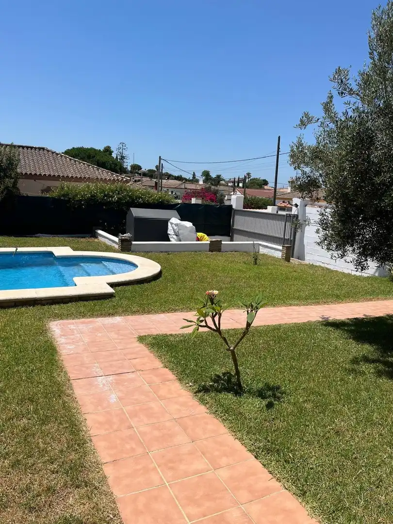 Swimming pool of Houses for sale in Chiclana de la Frontera