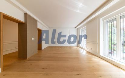 Sala d'estar de Pis en venda en  Madrid Capital amb Aire condicionat, Calefacció i Terrassa