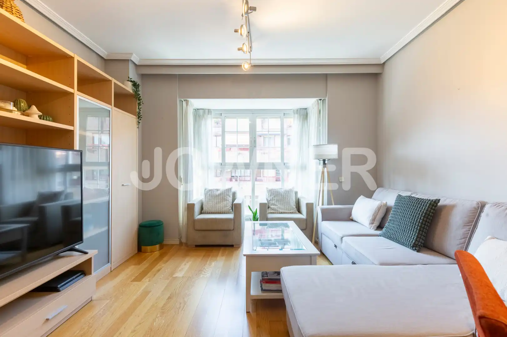 Living room of Flat for sale in Madrid  with Air Conditioner, Storage room and Oven