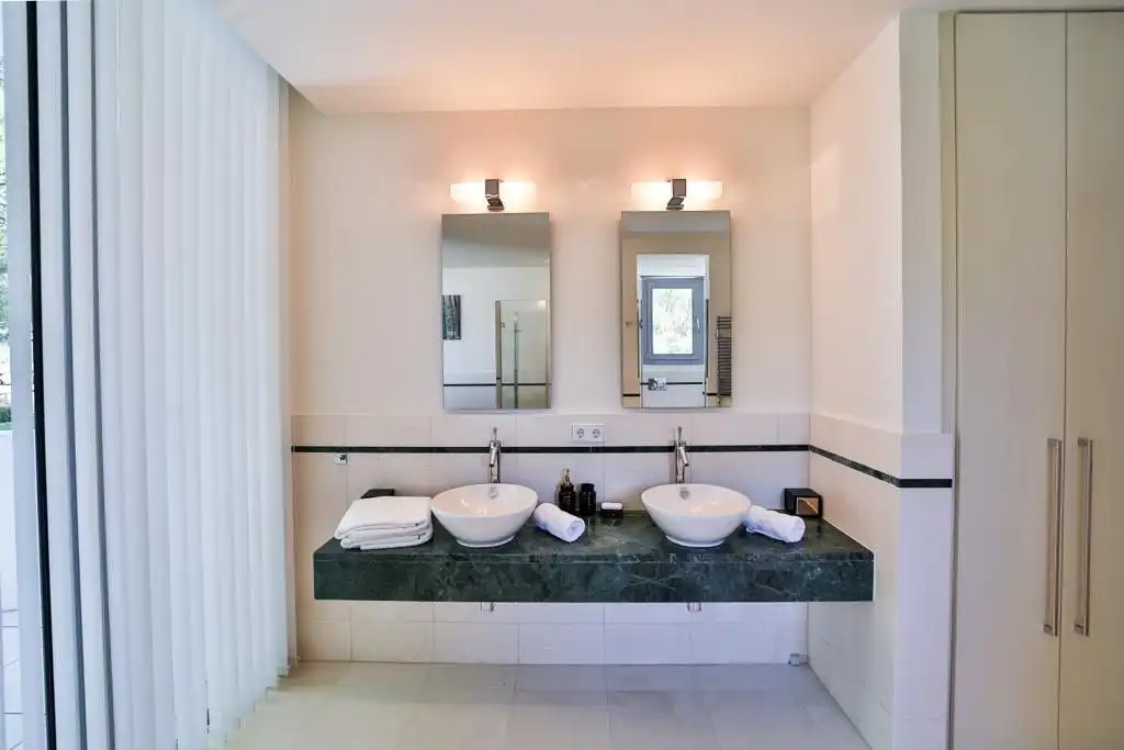Baño de Casa o chalet de alquiler en Marbella con Aire acondicionado, Jardín privado y Terraza