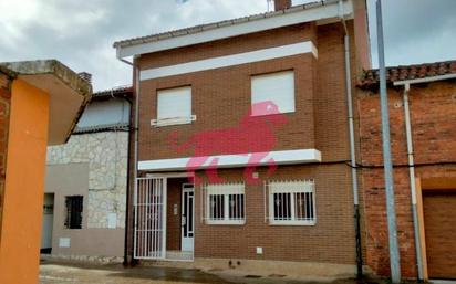 Vista exterior de Casa o xalet en venda en León Capital  amb Calefacció