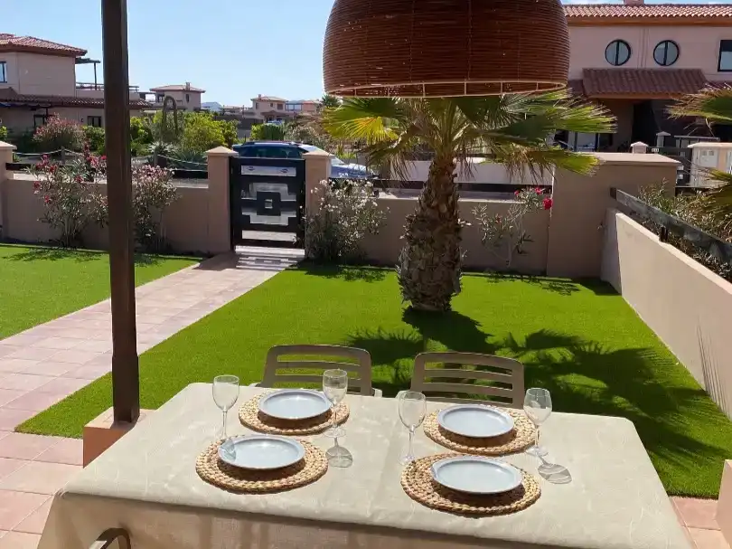 Terrassa de Casa adosada de lloguer en La Oliva amb Aire condicionat, Jardí privat i Piscina