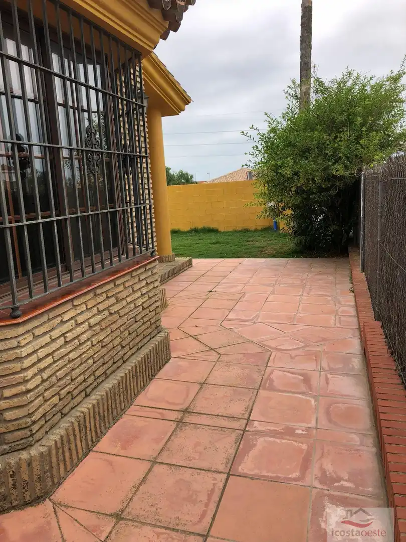 Terrassa de Casa o xalet en venda en El Puerto de Santa María amb Piscina