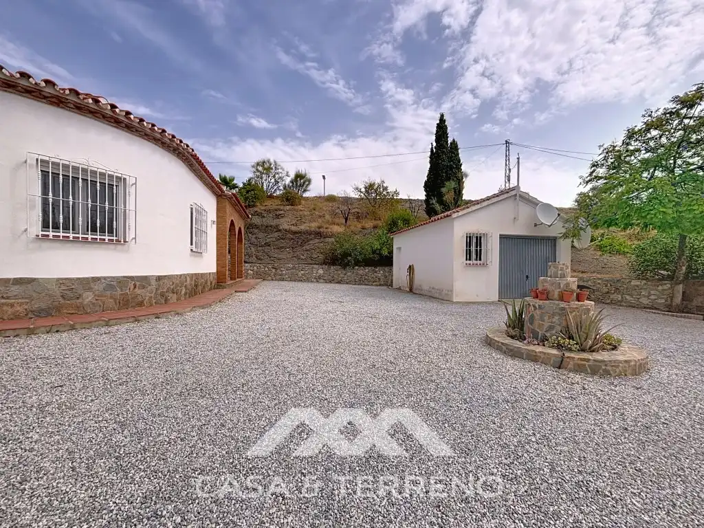 Vista exterior de Casa o xalet en venda en Canillas de Albaida amb Aire condicionat, Calefacció i Jardí privat