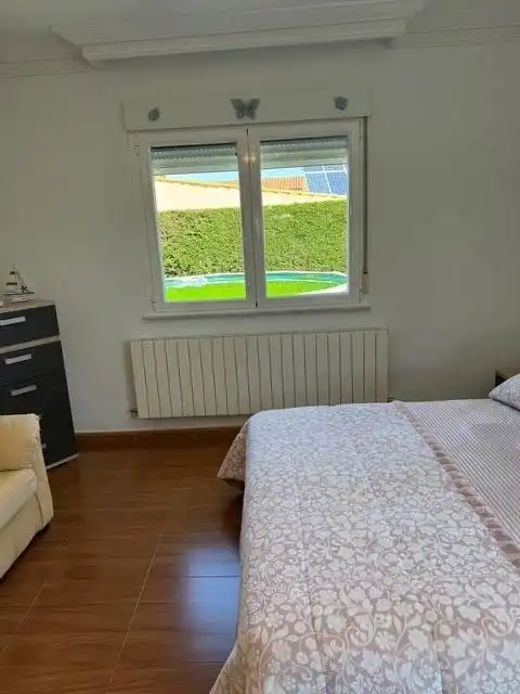 Dormitori de Casa o xalet en venda en Calvarrasa de Arriba amb Calefacció, Jardí privat i Terrassa