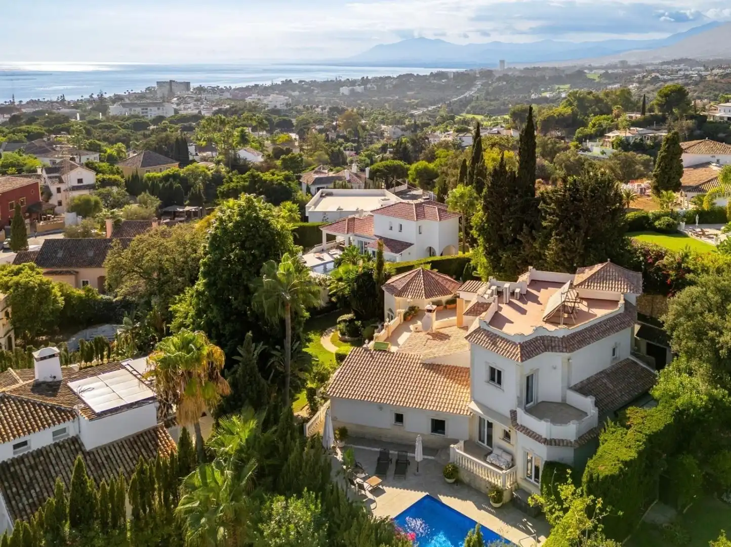 Vista exterior de Casa o xalet en venda en Marbella amb Aire condicionat, Jardí privat i Terrassa