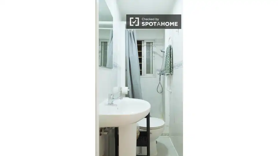 Badezimmer von Wohnung zur Miete in Madrid mit Klimaanlage, Heizung und Möbliert