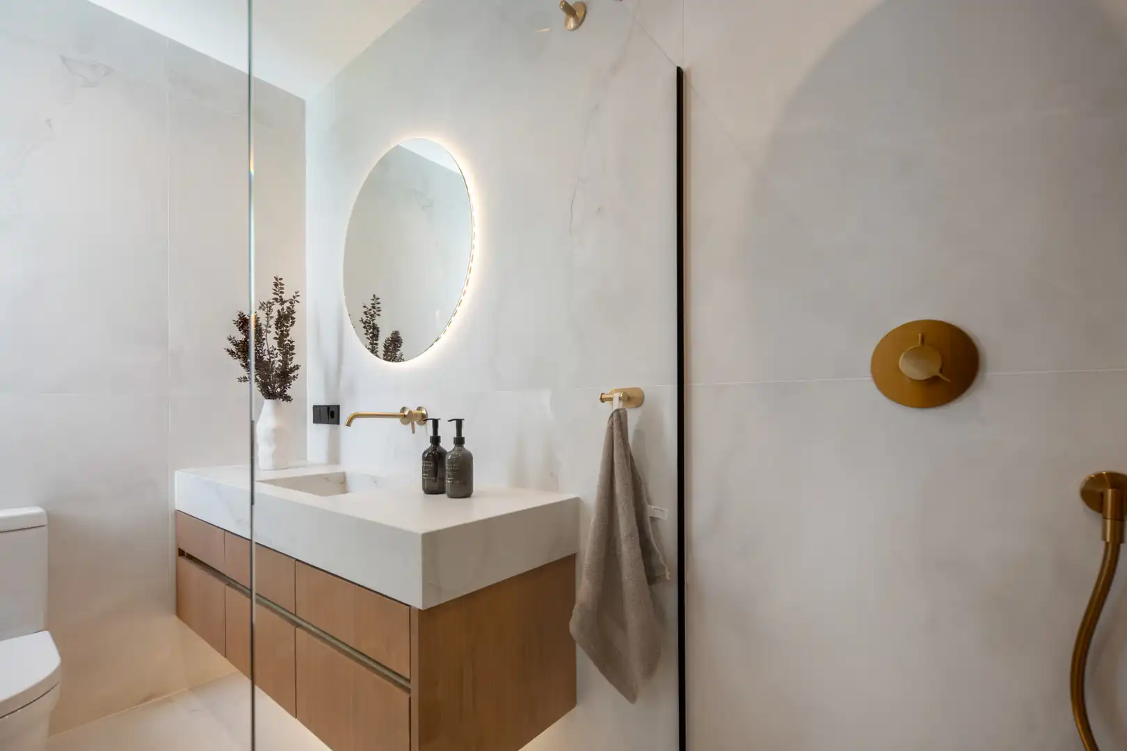 Badezimmer von Dachboden zum Verkauf in Marbella mit Klimaanlage, Terrasse und Schwimmbad