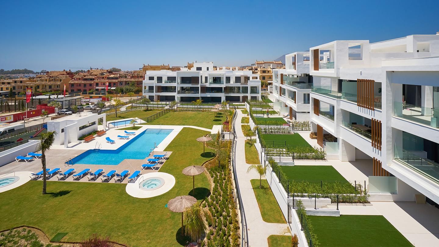 Vista exterior de Pis en venda en Estepona amb Aire condicionat, Terrassa i Piscina