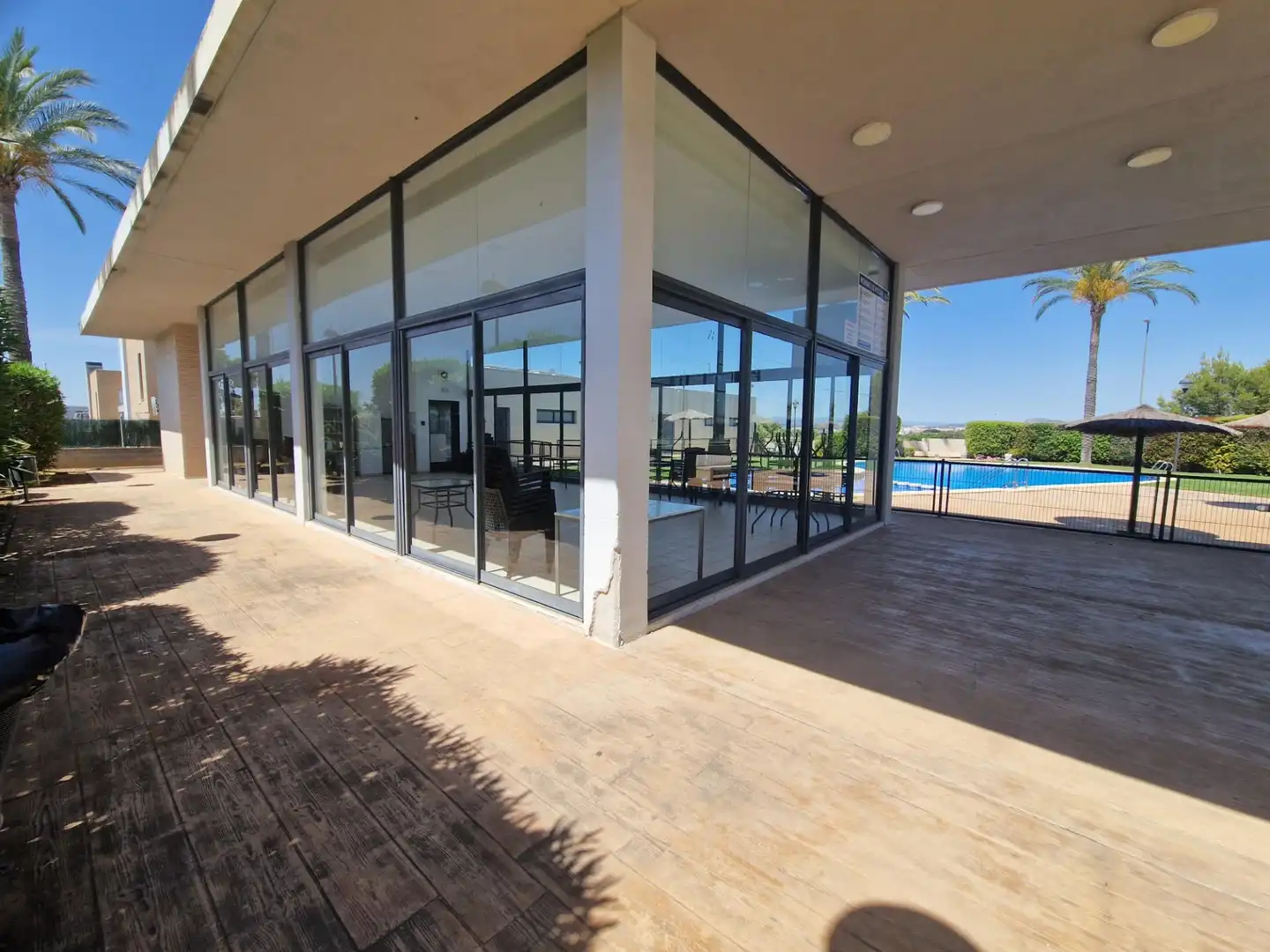 Terrasse von Einfamilien-Reihenhaus zum Verkauf in La Pobla de Vallbona mit Klimaanlage, Heizung und Privatgarten