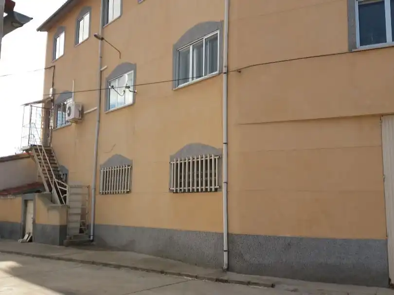 Vista exterior de Local en venda en Pajares de la Laguna amb Aire condicionat, Calefacció i Terrassa