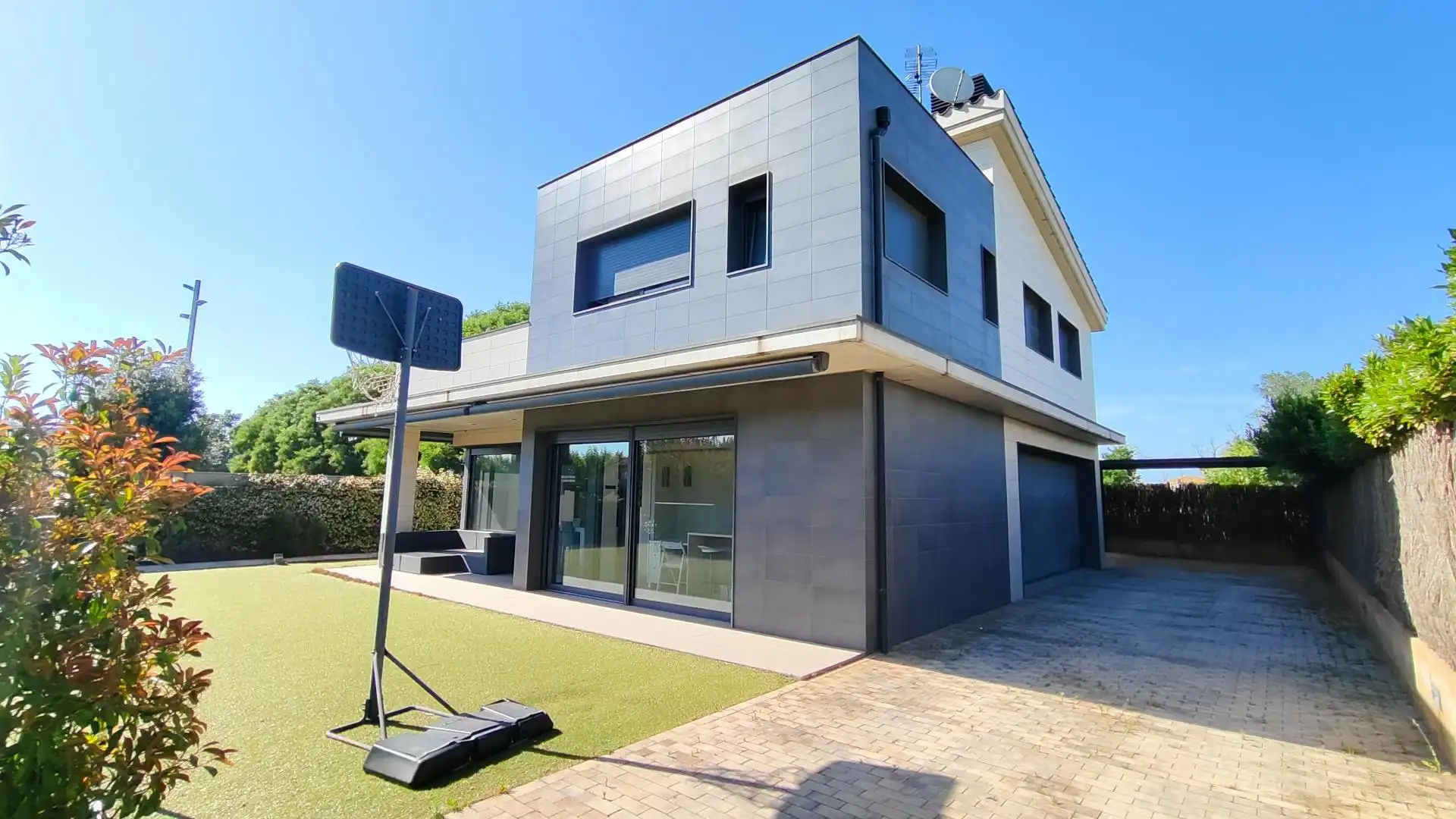 Vista exterior de Casa o xalet en venda en Vilobí d'Onyar amb Calefacció, Jardí privat i Terrassa