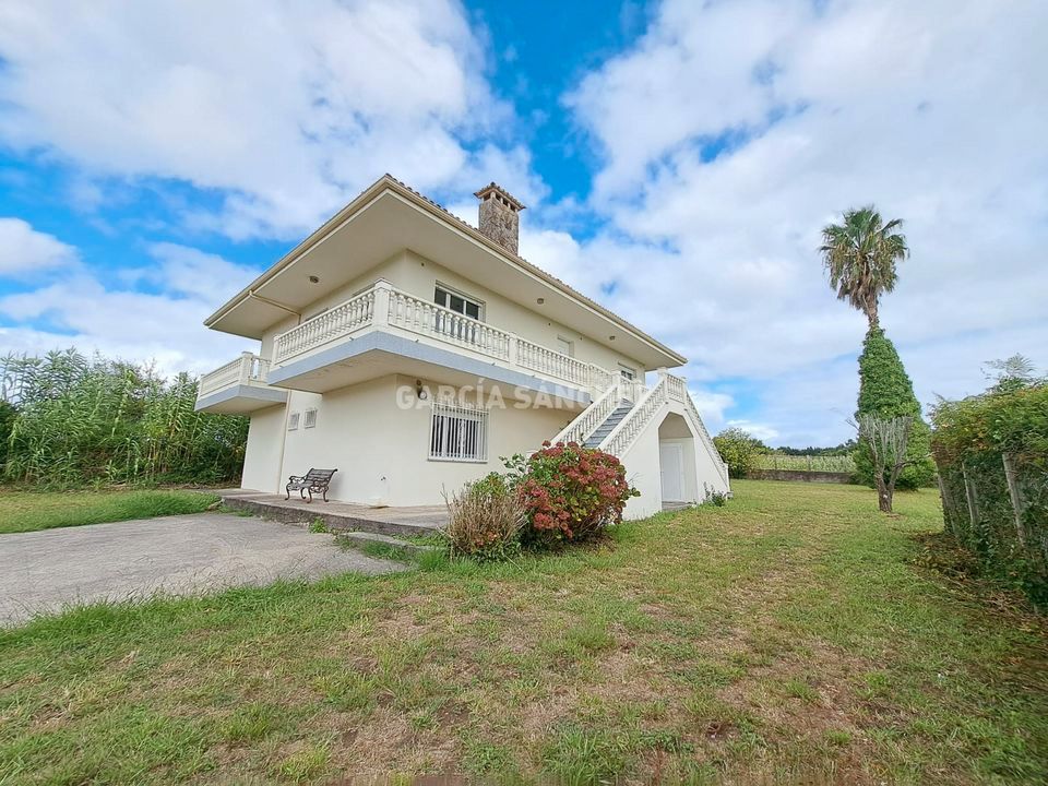 Vista exterior de Casa o xalet en venda en Boiro amb Jardí privat, Moblat i Forn