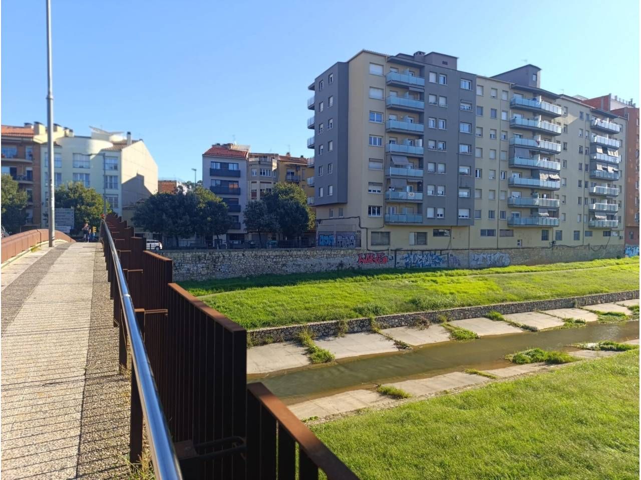 Vista exterior de Pis en venda en Girona Capital amb Calefacció, Moblat i Balcó