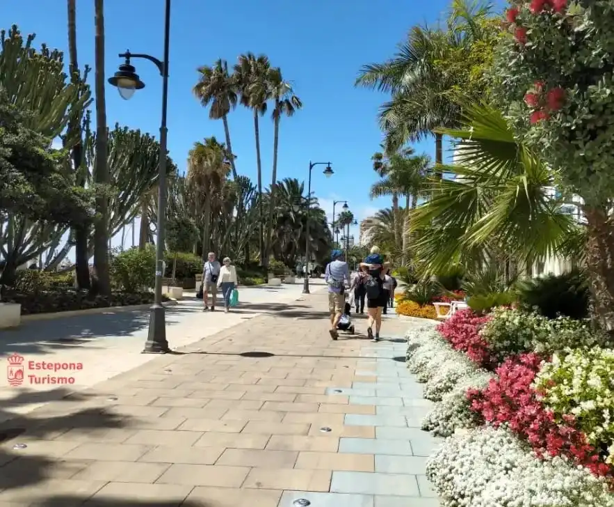 Vista exterior de Apartamento de alquiler en Estepona con Aire acondicionado, Calefacción y Terraza