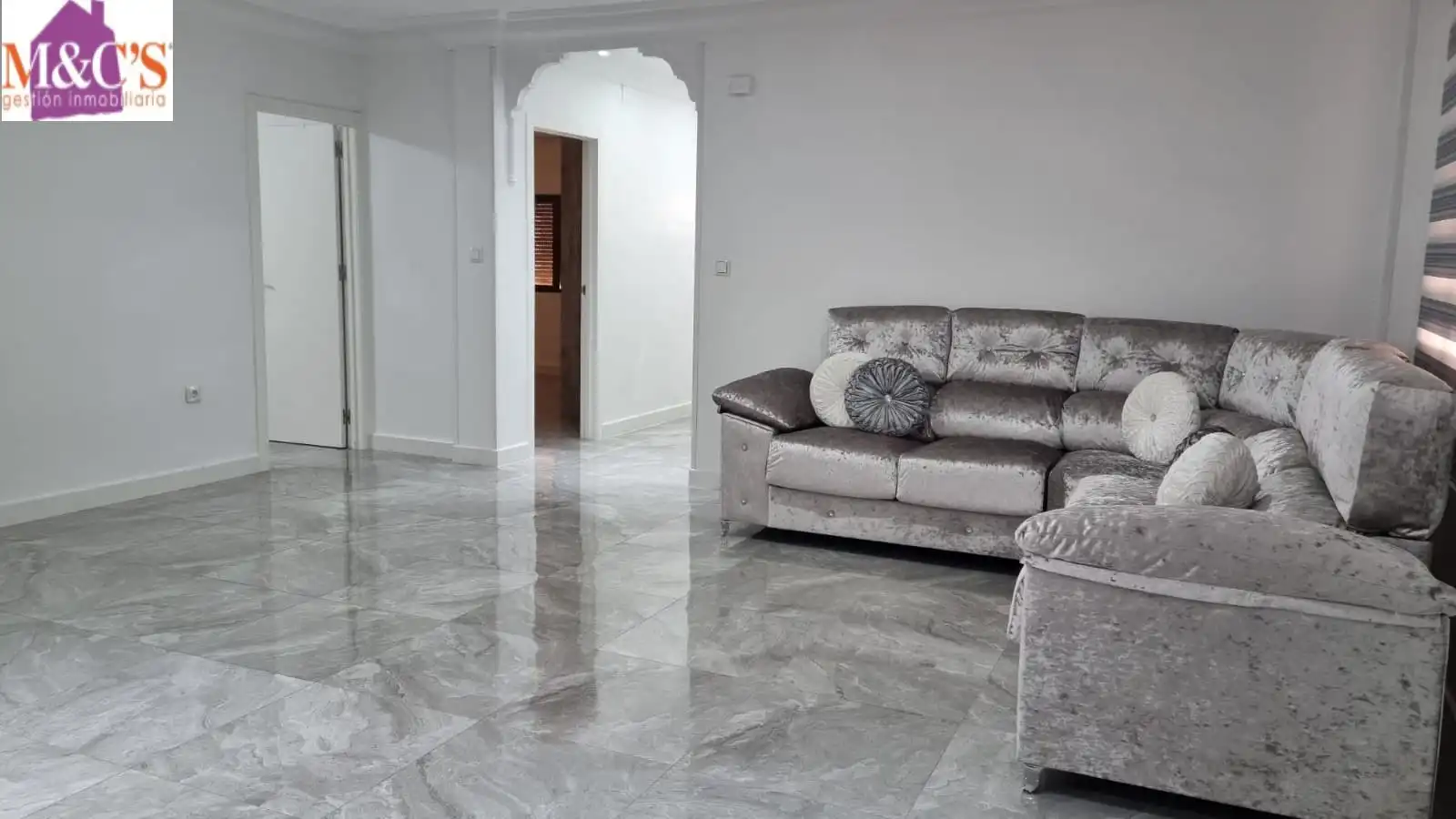 Sala d'estar de Casa o xalet en venda en Puertollano amb Aire condicionat, Terrassa i Moblat