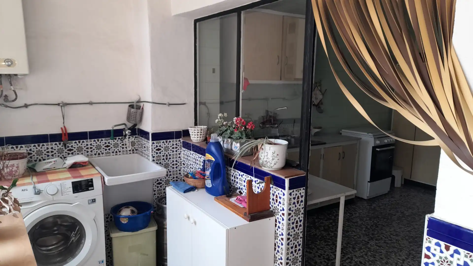 Küche von Wohnung zum Verkauf in Torrenueva Costa mit Ofen, Waschmaschine und Balkon