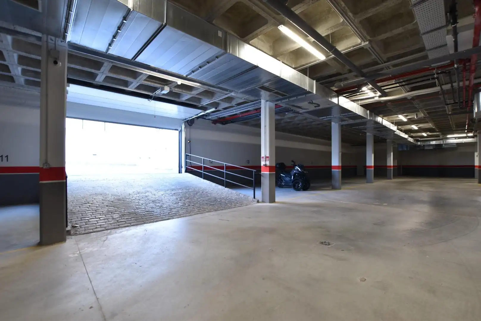 Parking de Piso de alquiler en Granada con Calefacción, Terraza y Piscina comunitaria