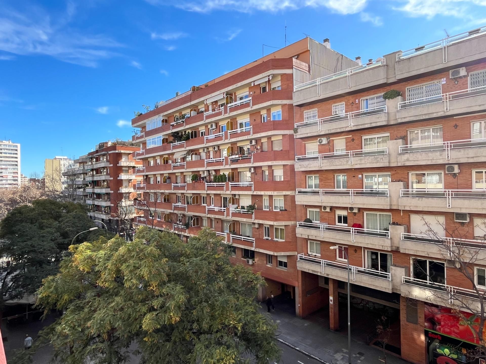 Exterior view of Flat for sale in  Barcelona Capital  with Air Conditioner, Heating and Terrace