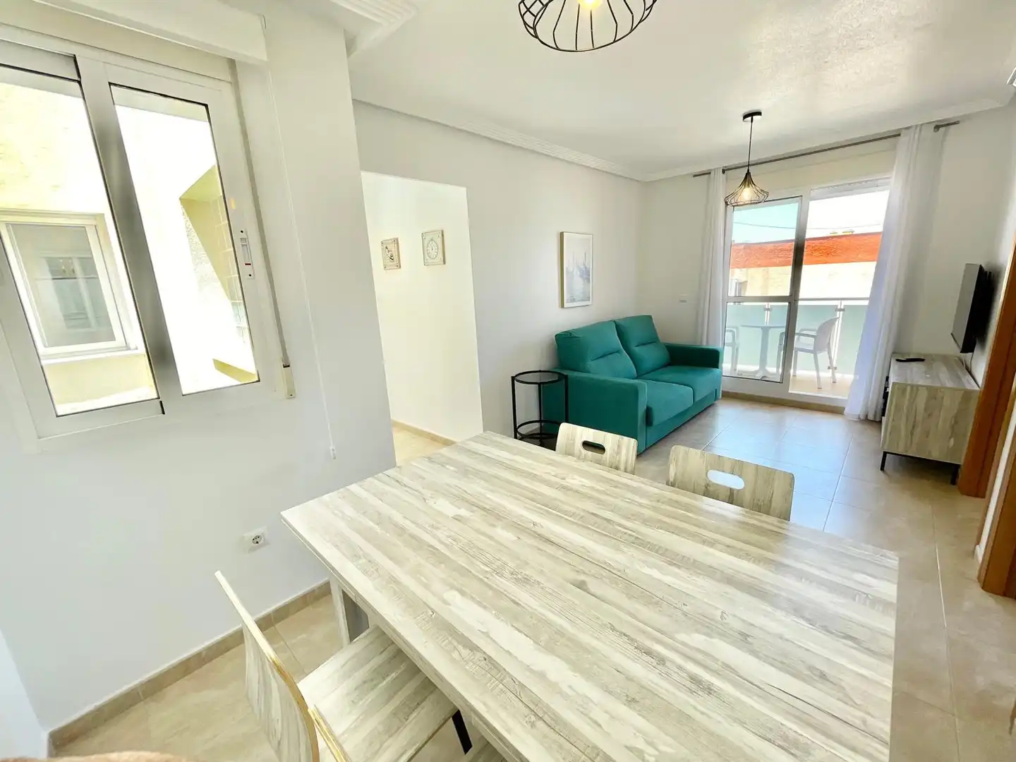Sala d'estar de Apartament de lloguer en Los Alcázares amb Aire condicionat, Terrassa i Traster