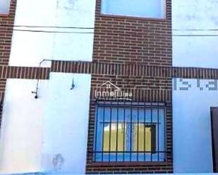 Vista exterior de Casa adosada en venda en Alcabón amb Aire condicionat