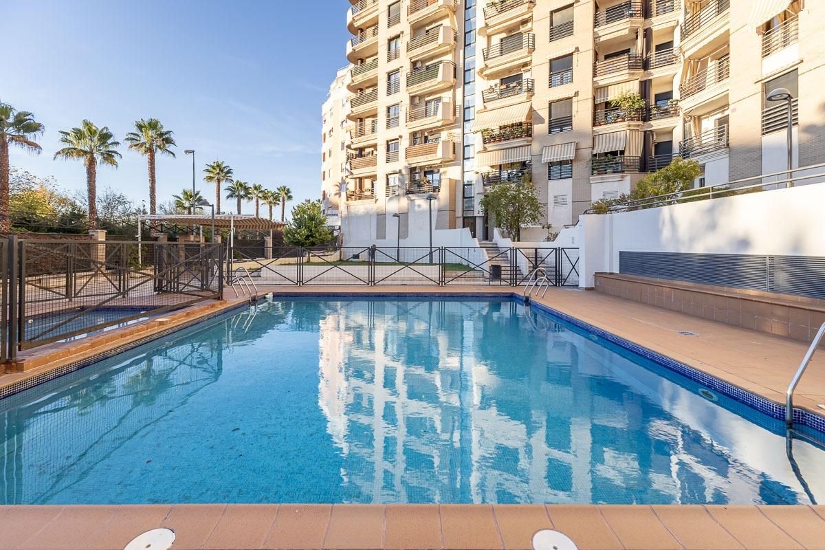 Piscina de Pis en venda en  Granada Capital amb Aire condicionat, Calefacció i Terrassa