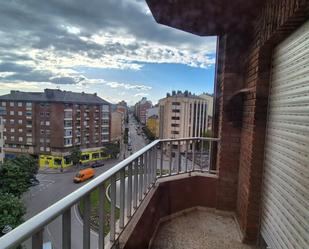 Vista exterior de Pis en venda en Ponferrada amb Calefacció, Terrassa i Traster