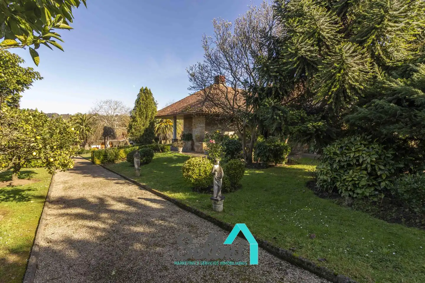 Jardí de Casa o xalet en venda en Gijón  amb Aire condicionat, Jardí privat i Parquet