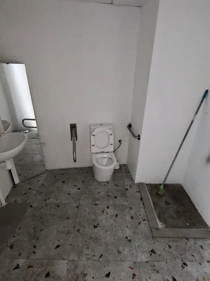 Badezimmer von Geschaftsraum zur Miete in Almansa