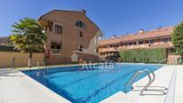 Piscina de Casa adosada en venda en Alcalá de Henares amb Aire condicionat, Terrassa i Piscina