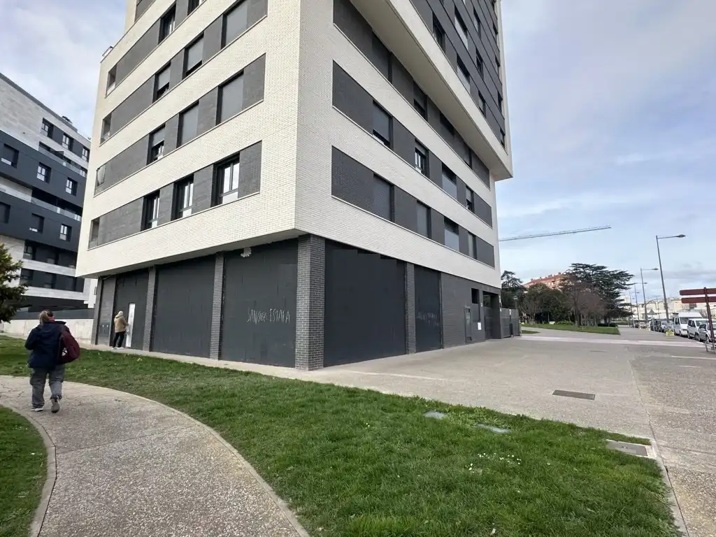 Vista exterior de Local de alquiler en  Logroño