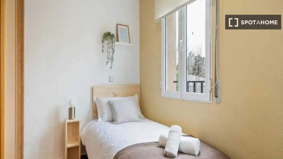 Habitación de Piso de alquiler en Madrid con Aire acondicionado, Calefacción y Amueblado