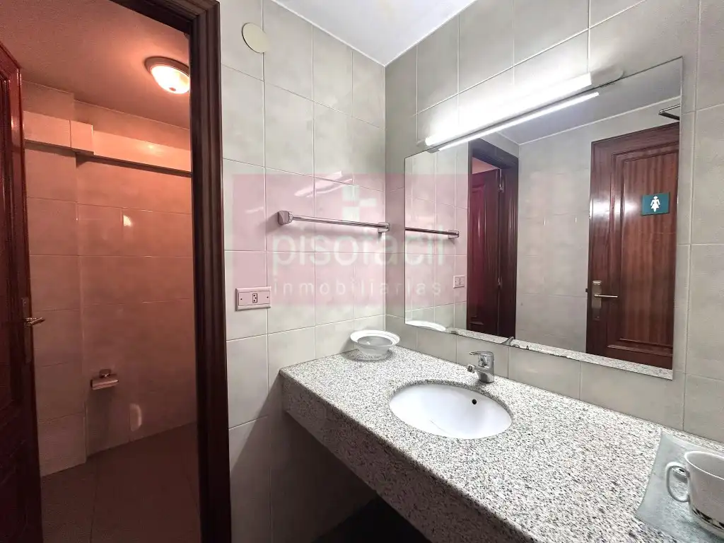 Badezimmer von Büro zur Miete in Lugo