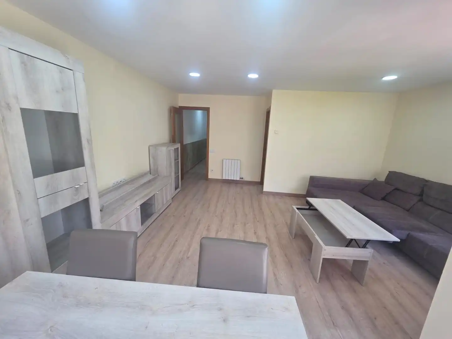 Sala de estar de Piso en venta en L'Hospitalet de Llobregat con Calefacción, Parquet y Amueblado
