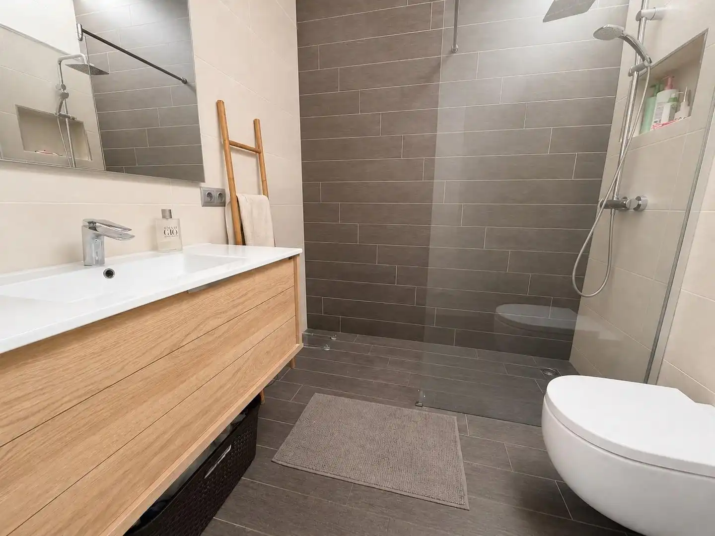 Bathroom of Houses for sale in Badalona  with Air Conditioner, Heating and Parquet flooring