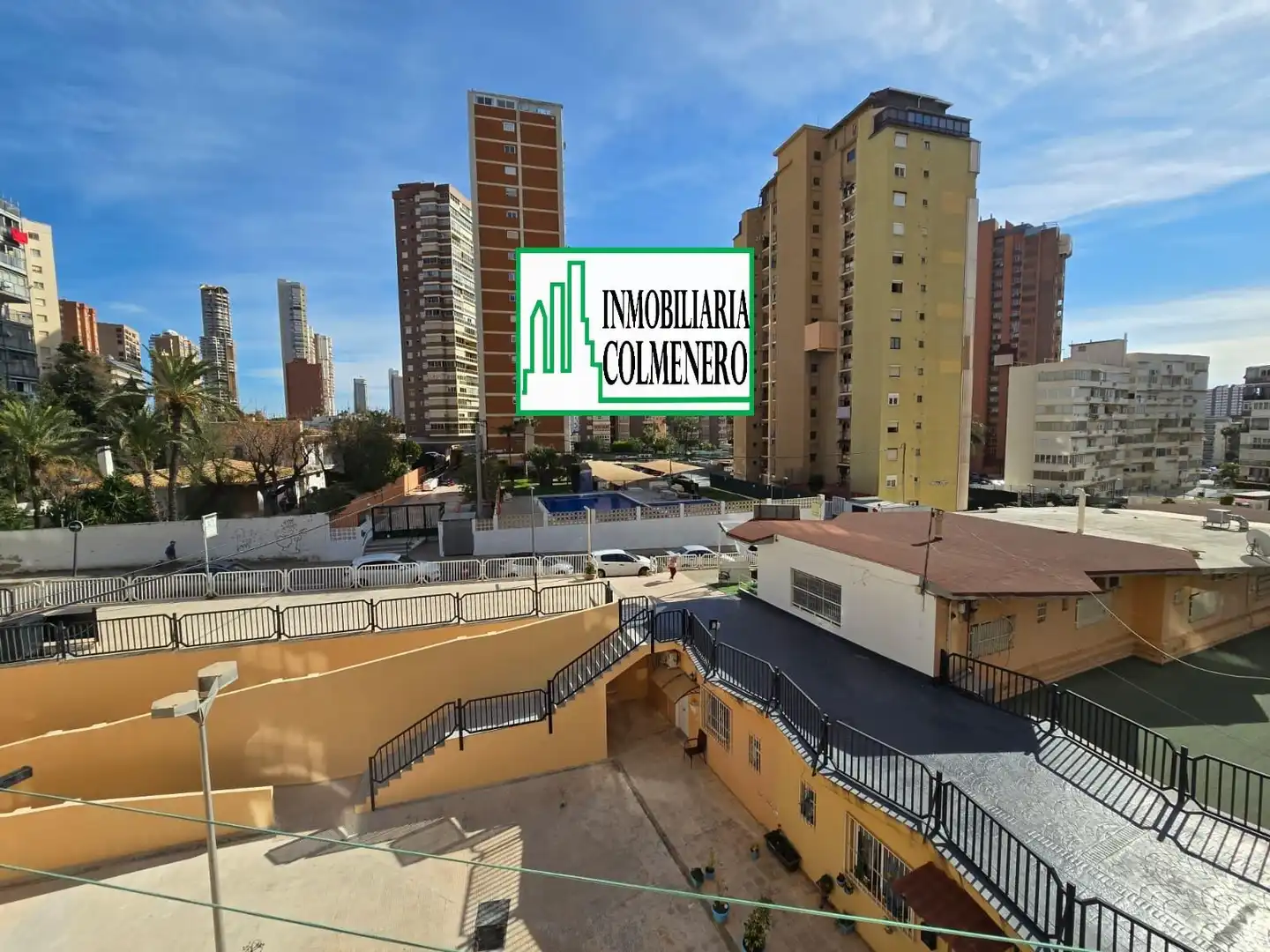 Vista exterior de Estudi en venda en Benidorm amb Aire condicionat, Moblat i Piscina comunitària