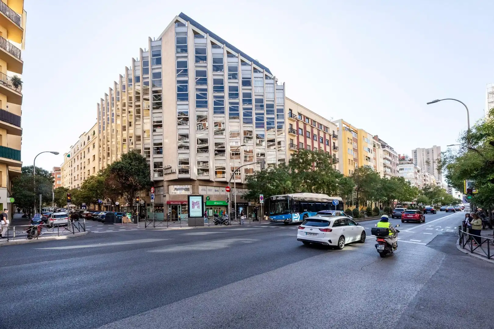 Vista exterior de Local en venta en Retiro