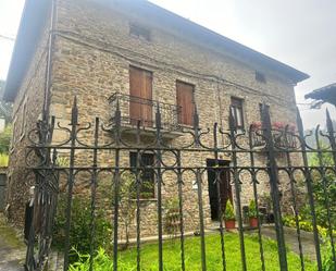 Vista exterior de Casa adosada en venda en Zeberio amb Balcó
