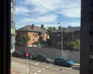 Vista exterior de Pis en venda en  Madrid Capital amb Calefacció, Jardí privat i Parquet