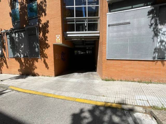 Garaje en Alquiler en Avenida de la Coruña, 14 en Los Arroyos